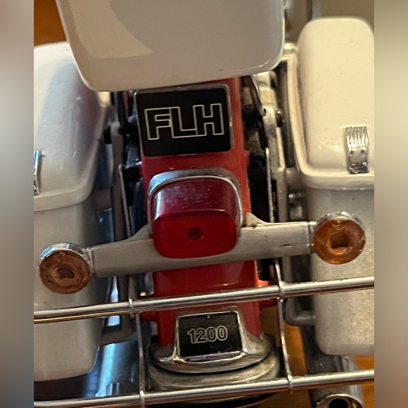 Harley Davidson 2003 display of 1976 Electra Glide Road Rally Edition and Knife - Picture 12 of 14